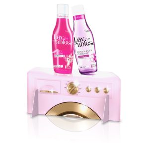 Lovables display s nogicama